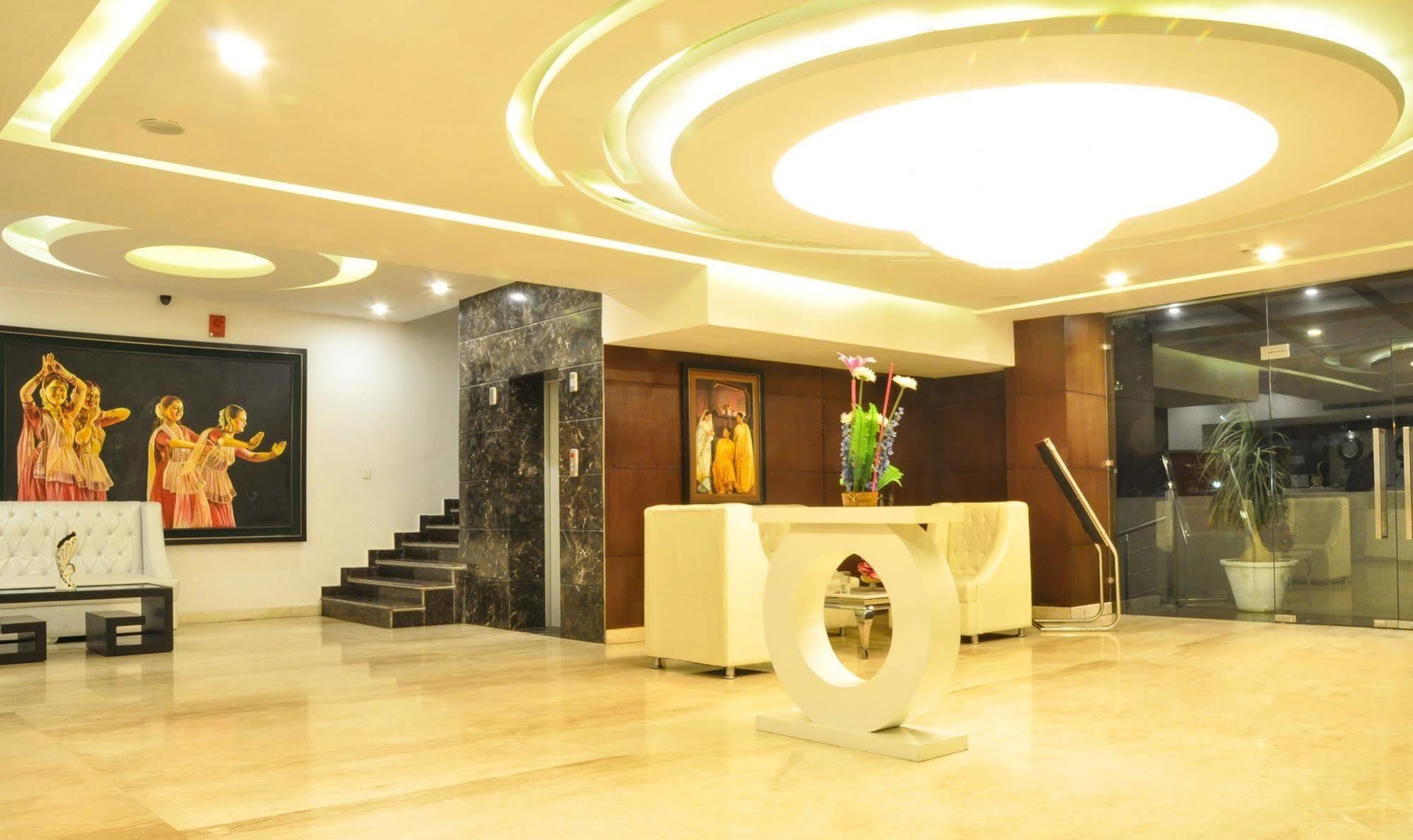 Hotel Casaya Inn Chinhat Exterior foto